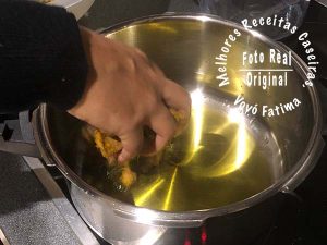 Colocar para fritar em óleo quente