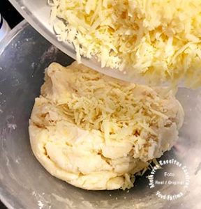 Acrescentando queijo a massa