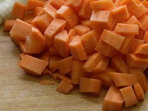 Cortar em cubos pequenos a cenoura, batata e maçã.