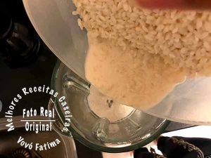 Colocar o arroz no liquidificar