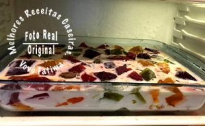 Colocar a mosaico de gelatina na geladeira
