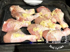 Temperar os pedaços do frango antes de assar