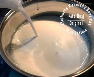 Misturar o leite condensado e o leite de coco e o leite