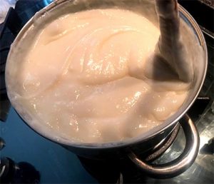 Mexer até engrossar bem o Manjar com leite condensado