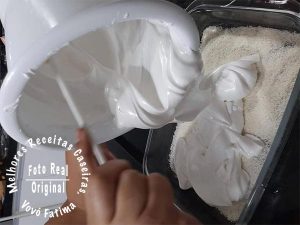 Levar o creme da maria mole com gelatina para uma forma