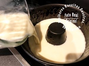 Despejar o líquido do pudim de leite condensado para a forma untada com caramelo