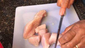 Como cortar os cubos de peito de frango