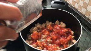 Acrescentamos molho de tomate ao peito de frango