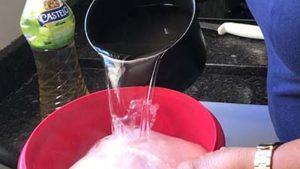 Como limpar o Frango com água quente