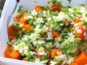 Misture os temperos da salada de abóbora simples